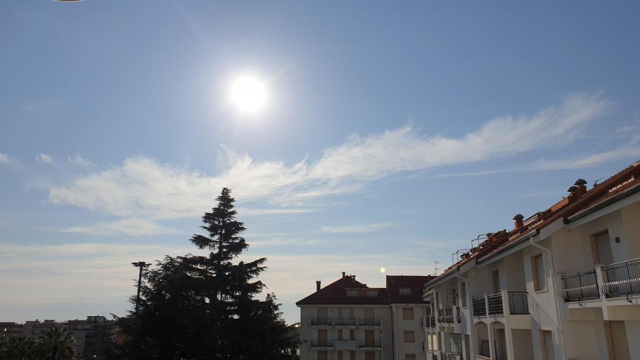 Condominio Ariazzurra S. Bart. San Bartolomeo Al Mare Eksteriør billede