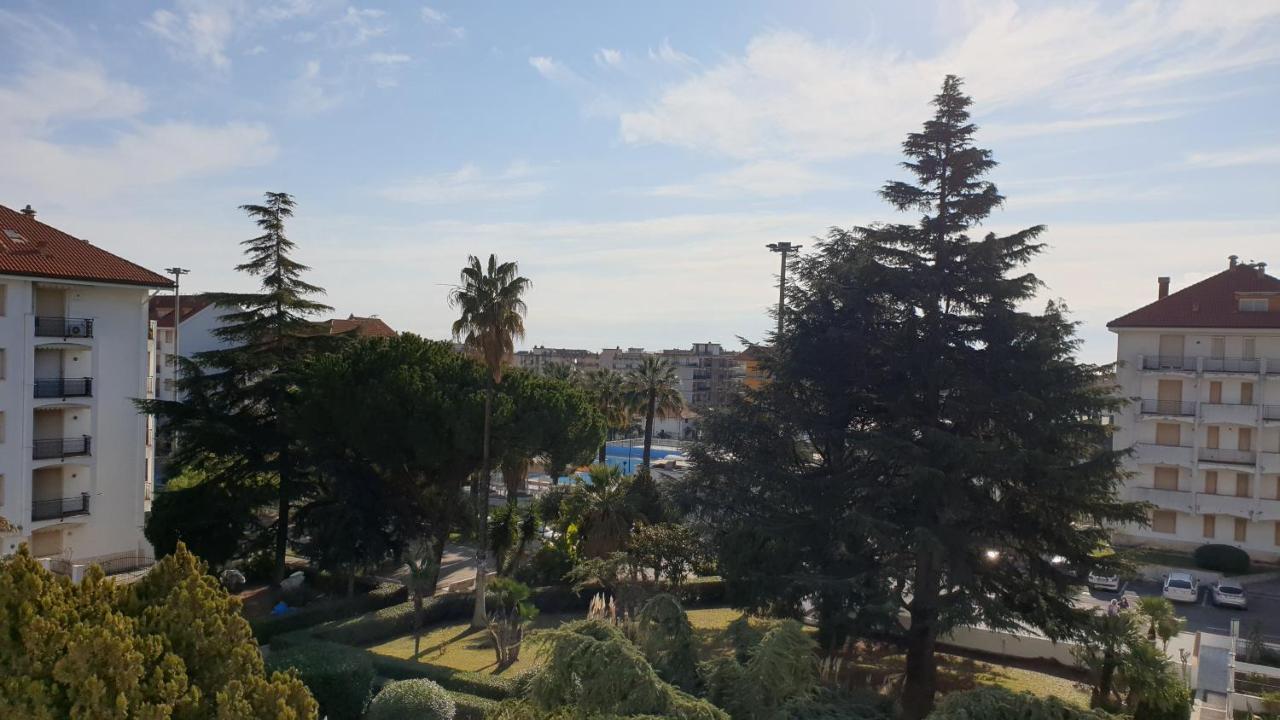 Condominio Ariazzurra S. Bart. San Bartolomeo Al Mare Eksteriør billede