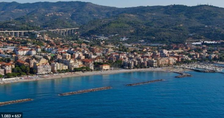 Condominio Ariazzurra S. Bart. San Bartolomeo Al Mare Eksteriør billede