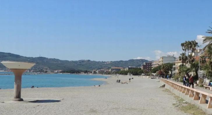 Condominio Ariazzurra S. Bart. San Bartolomeo Al Mare Eksteriør billede