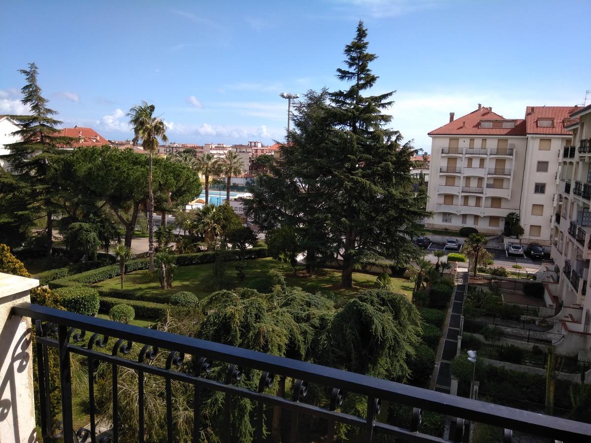 Condominio Ariazzurra S. Bart. San Bartolomeo Al Mare Eksteriør billede