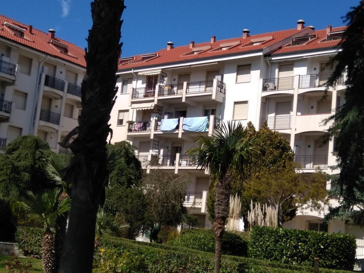 Condominio Ariazzurra S. Bart. San Bartolomeo Al Mare Eksteriør billede