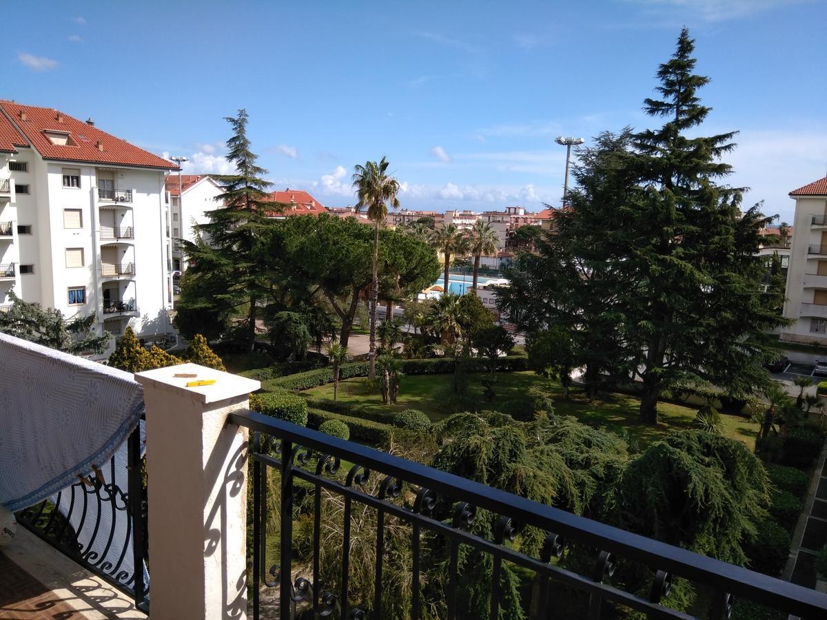 Condominio Ariazzurra S. Bart. San Bartolomeo Al Mare Eksteriør billede