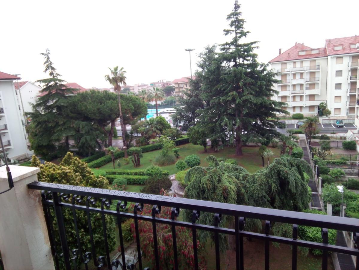 Condominio Ariazzurra S. Bart. San Bartolomeo Al Mare Eksteriør billede